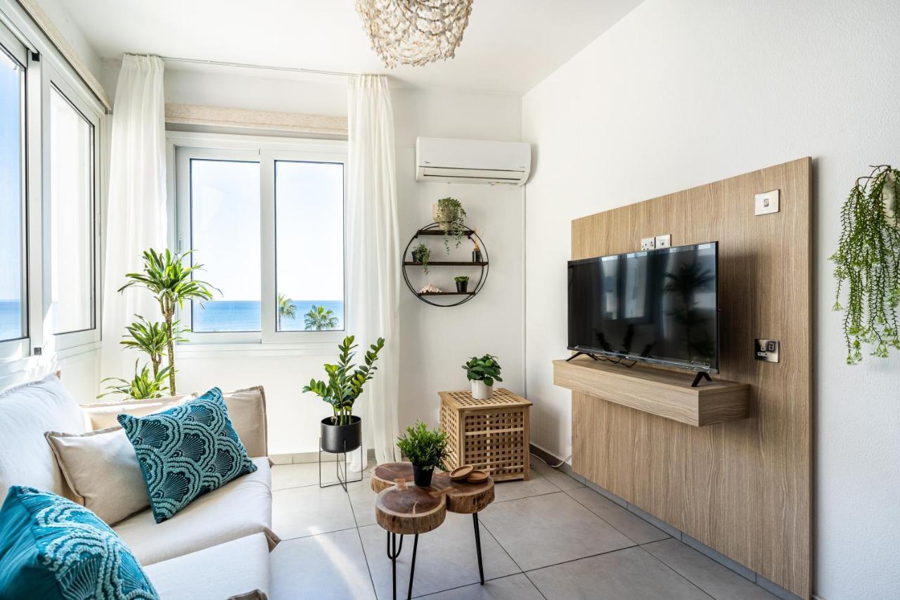 Whispering Palms 1-Br Apt By Finikoudes Beach Ларнака Экстерьер фото
